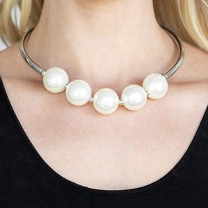 Welcome To Wall Street - White Pearl Necklace Set